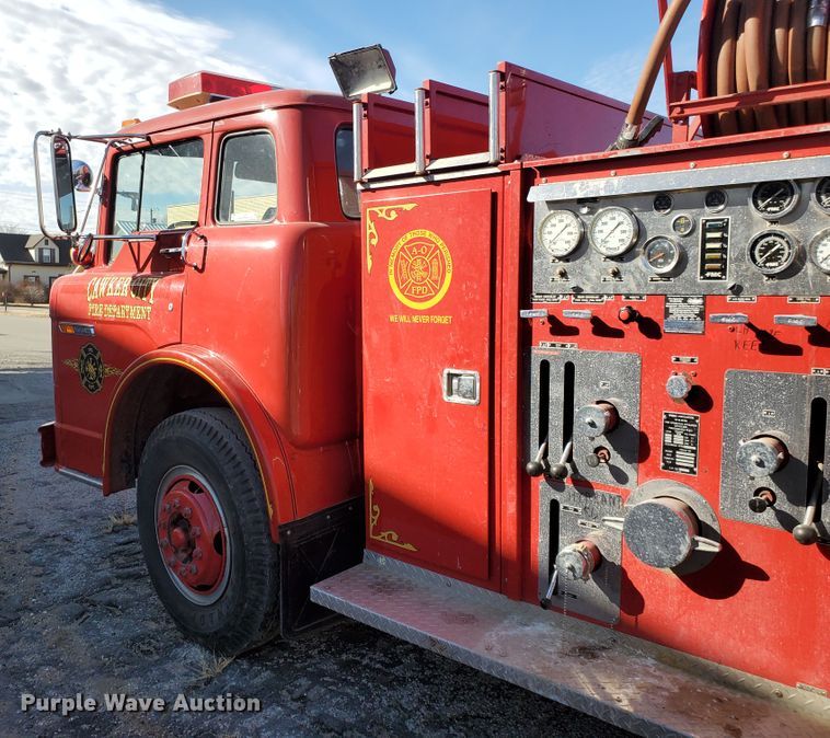 image for item IU9007 1985 Ford 800  pumper fire truck