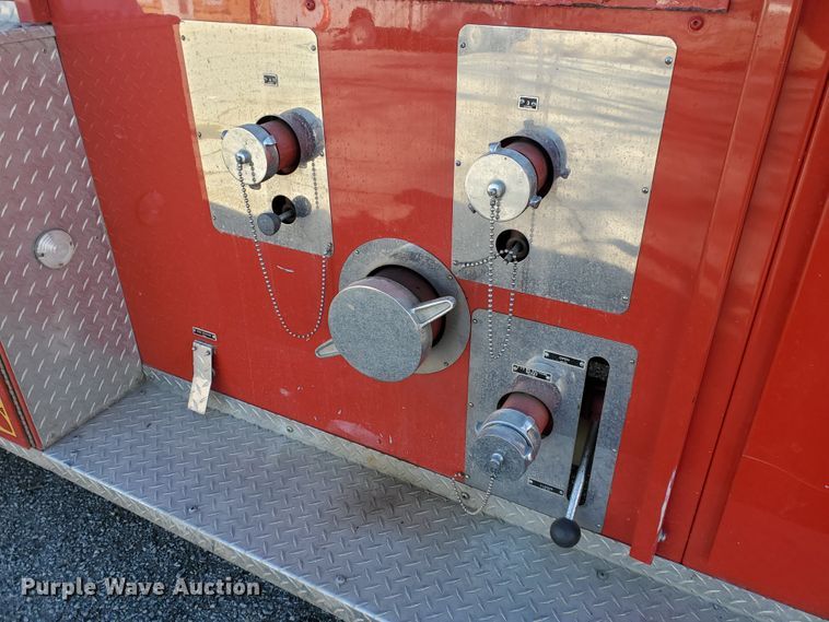 image for item IU9007 1985 Ford 800  pumper fire truck