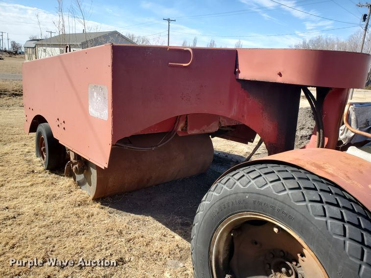 image for item IU9016 1956 International 300 Utility  combination roller