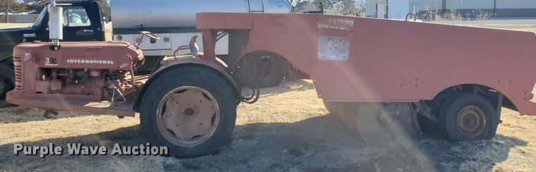 image for item IU9016 1956 International 300 Utility  combination roller