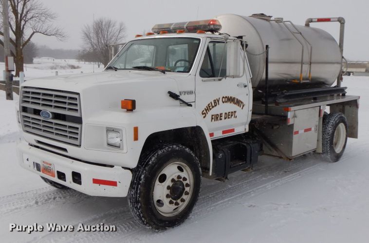 image for item IX9290 1994 Ford F700  water truck