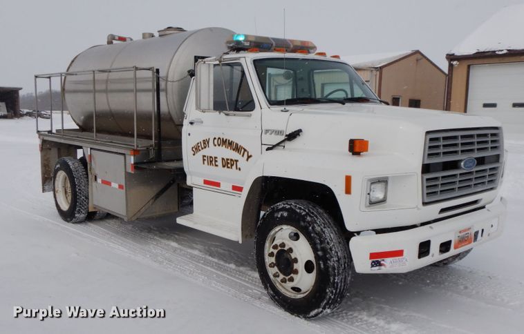 image for item IX9290 1994 Ford F700  water truck
