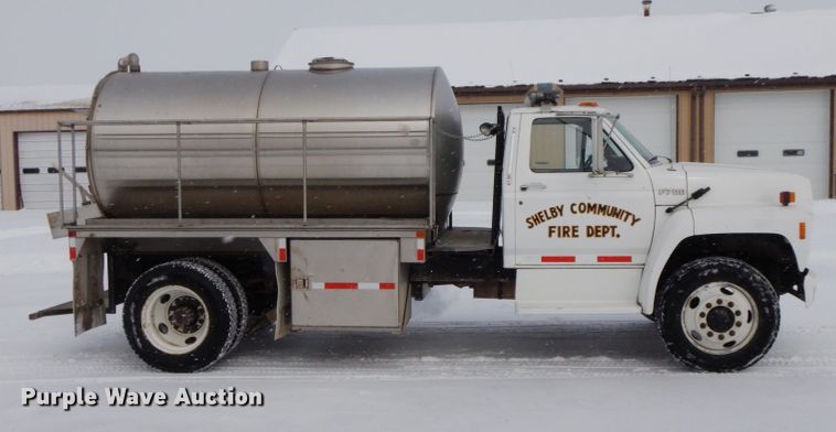 image for item IX9290 1994 Ford F700  water truck