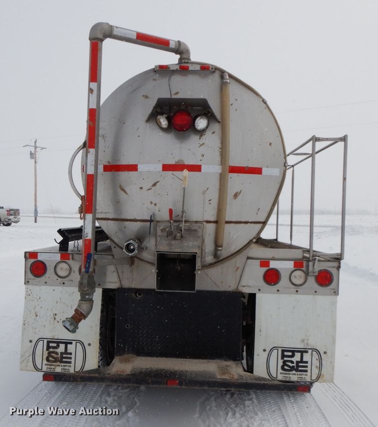 image for item IX9290 1994 Ford F700  water truck