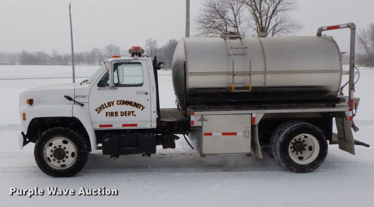image for item IX9290 1994 Ford F700  water truck