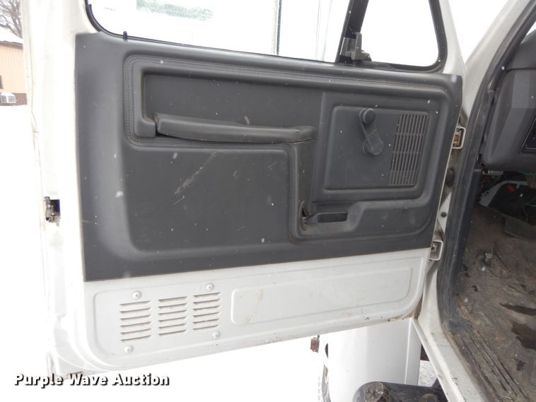 image for item IX9290 1994 Ford F700  water truck