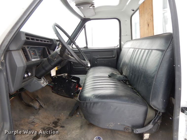 image for item IX9290 1994 Ford F700  water truck