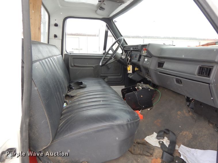 image for item IX9290 1994 Ford F700  water truck