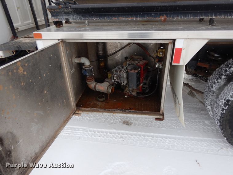 image for item IX9290 1994 Ford F700  water truck