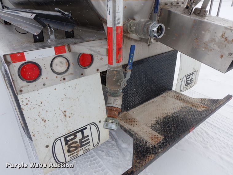 image for item IX9290 1994 Ford F700  water truck