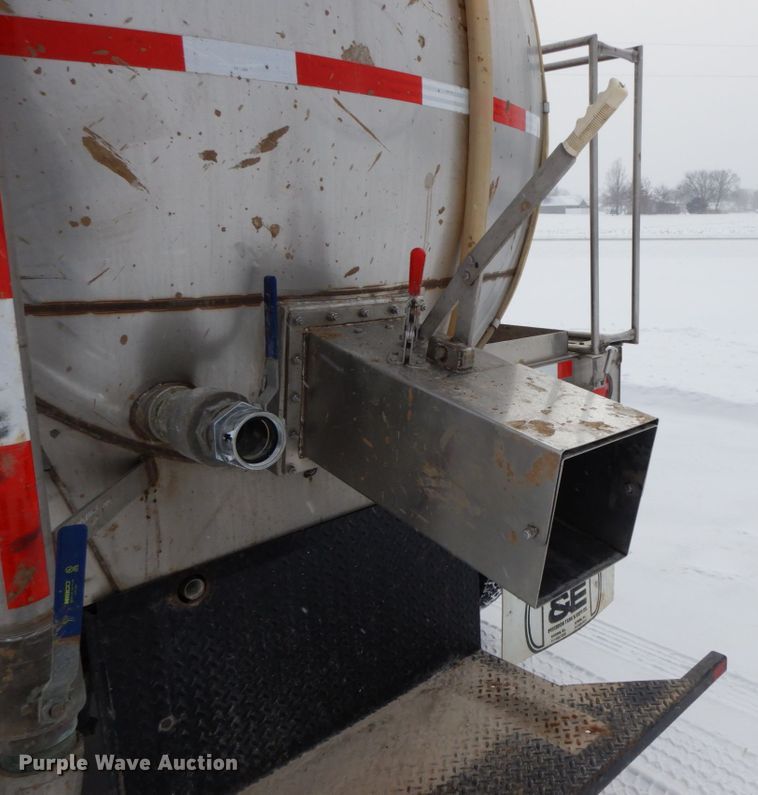 image for item IX9290 1994 Ford F700  water truck