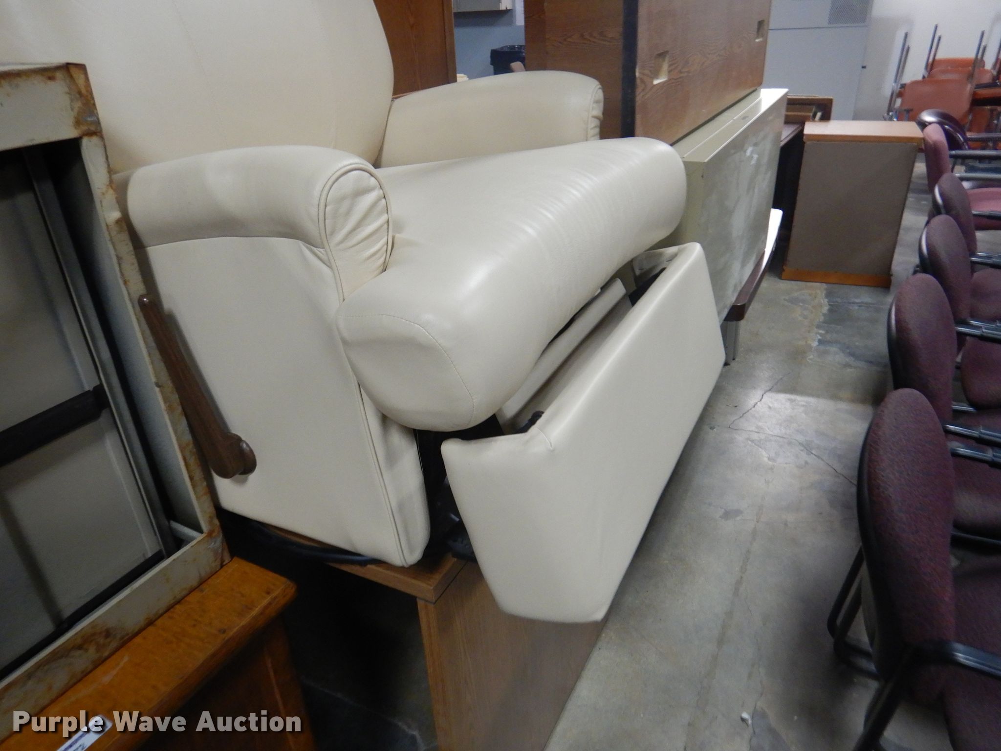 Furniture in Rogers, AR Item DY9673 sold Purple Wave