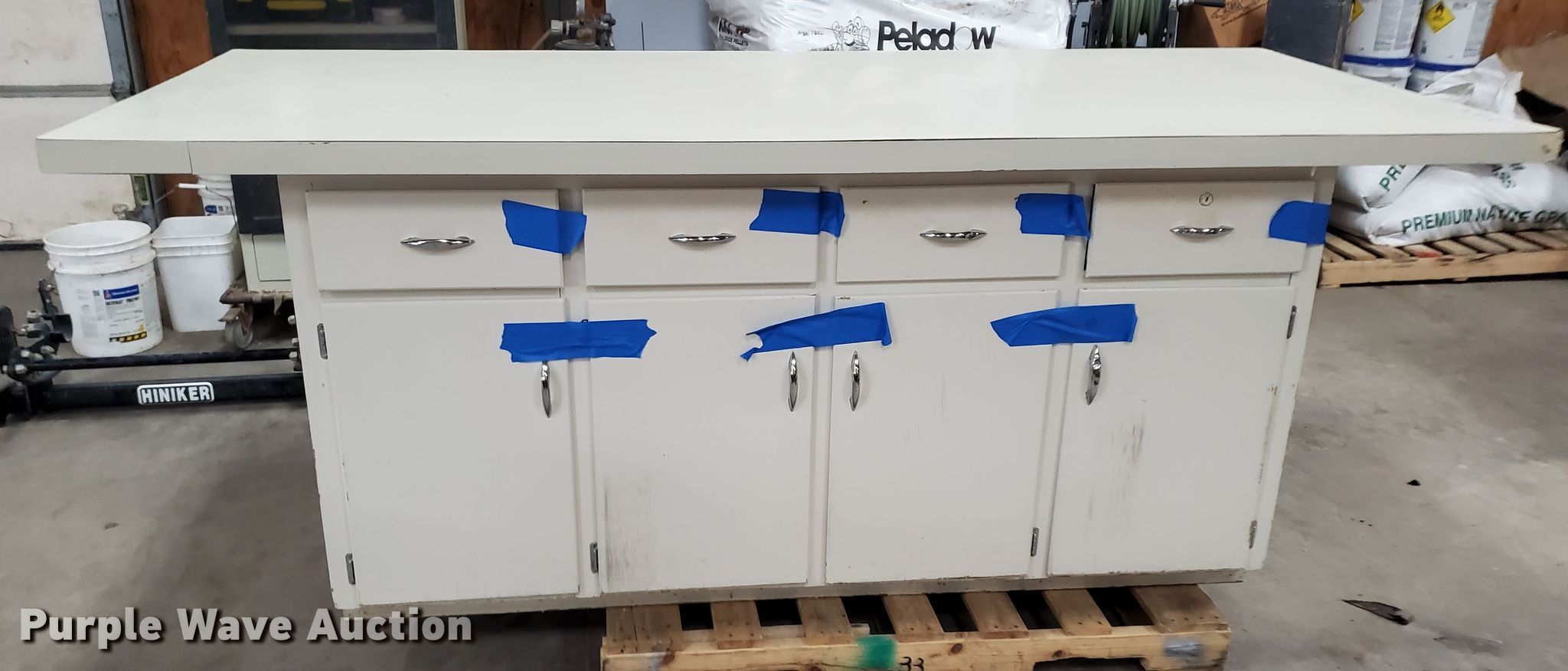 Furniture in Hays, KS Item EY9701 sold Purple Wave