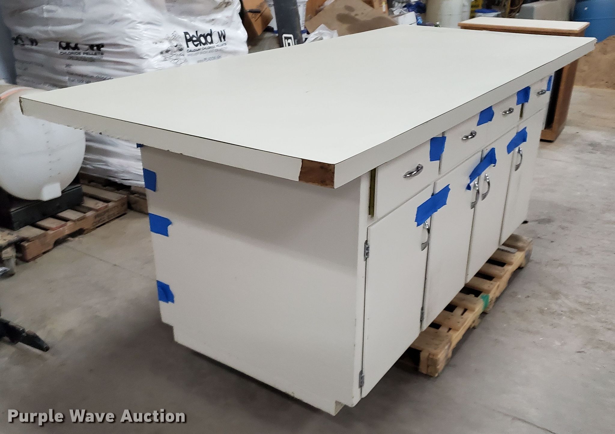 Furniture in Hays, KS Item EY9701 sold Purple Wave