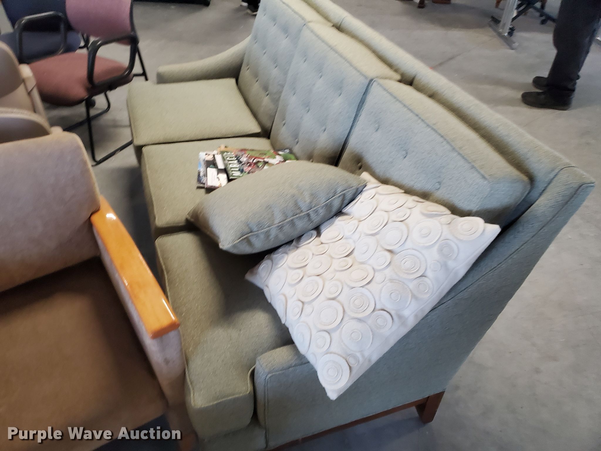 Furniture in Hays, KS Item EY9711 sold Purple Wave