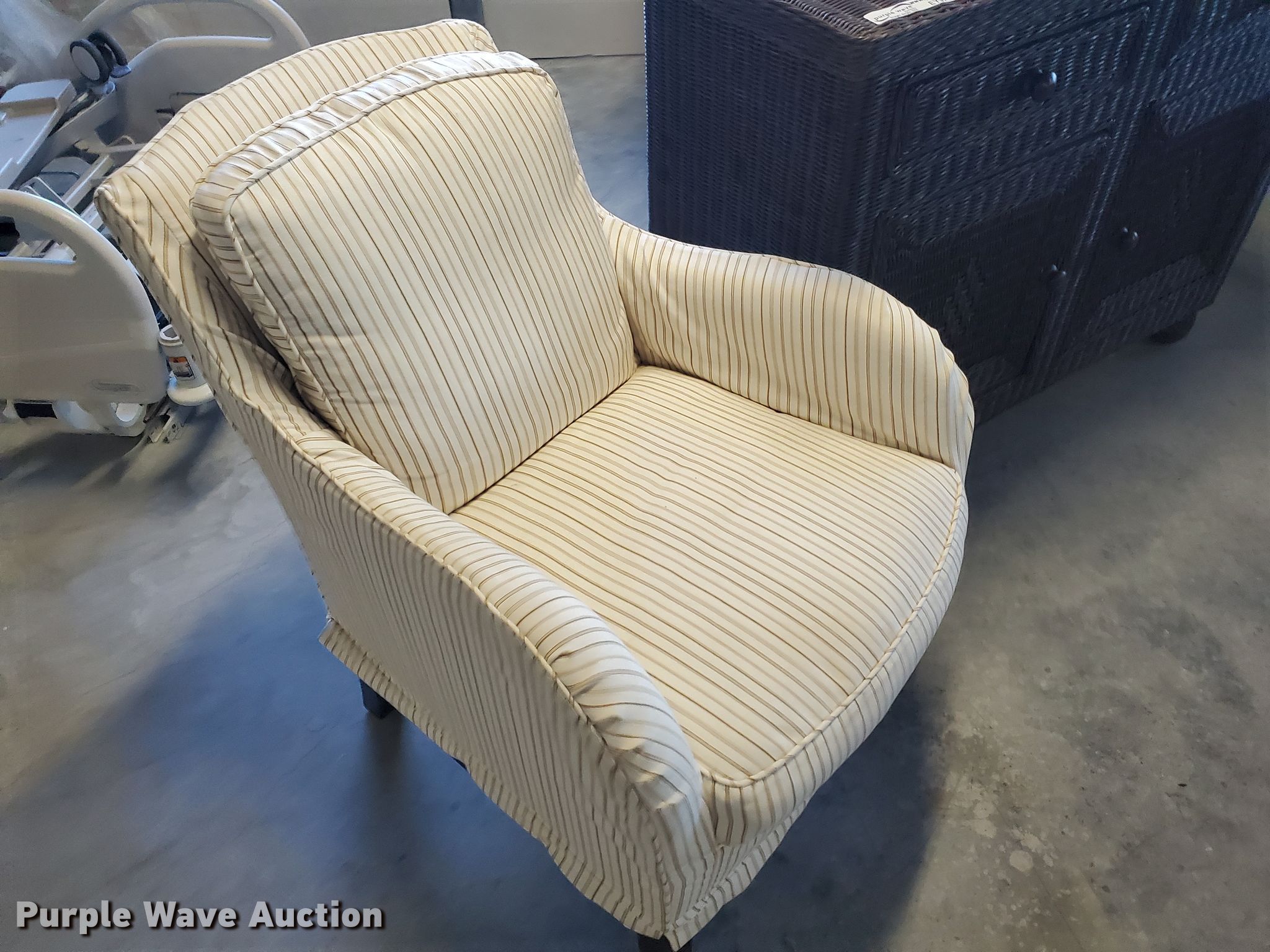 Furniture in Hays, KS Item EY9713 sold Purple Wave