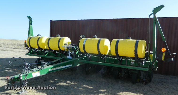 image for item DF4672 John Deere 1750 Max Emerge XP  no-till planter