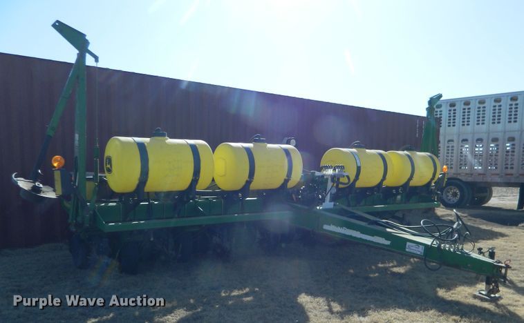 image for item DF4672 John Deere 1750 Max Emerge XP  no-till planter