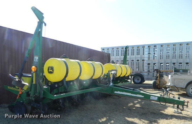 image for item DF4672 John Deere 1750 Max Emerge XP  no-till planter