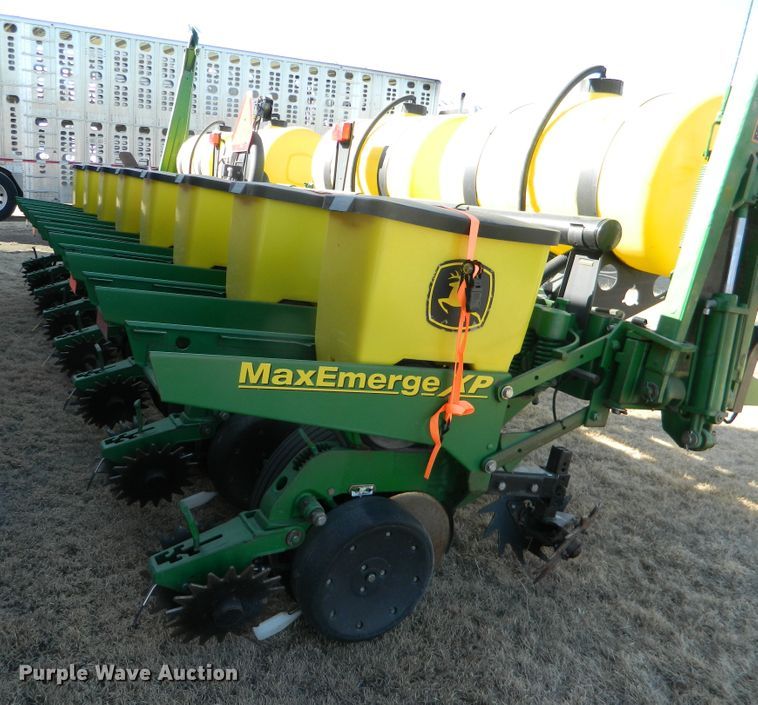 image for item DF4672 John Deere 1750 Max Emerge XP  no-till planter