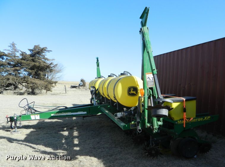 image for item DF4672 John Deere 1750 Max Emerge XP  no-till planter