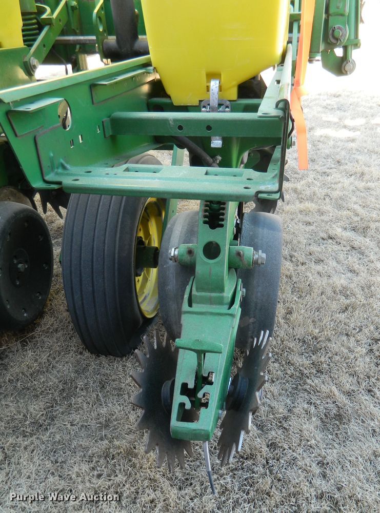 image for item DF4672 John Deere 1750 Max Emerge XP  no-till planter