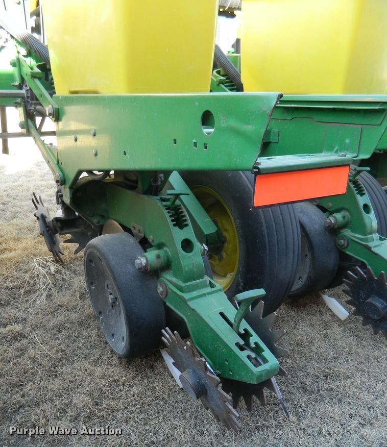 image for item DF4672 John Deere 1750 Max Emerge XP  no-till planter