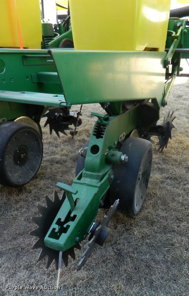 image for item DF4672 John Deere 1750 Max Emerge XP  no-till planter