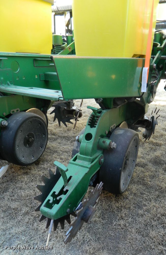 image for item DF4672 John Deere 1750 Max Emerge XP  no-till planter