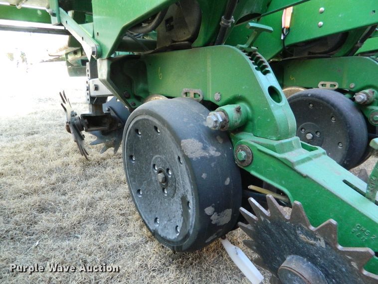 image for item DF4672 John Deere 1750 Max Emerge XP  no-till planter