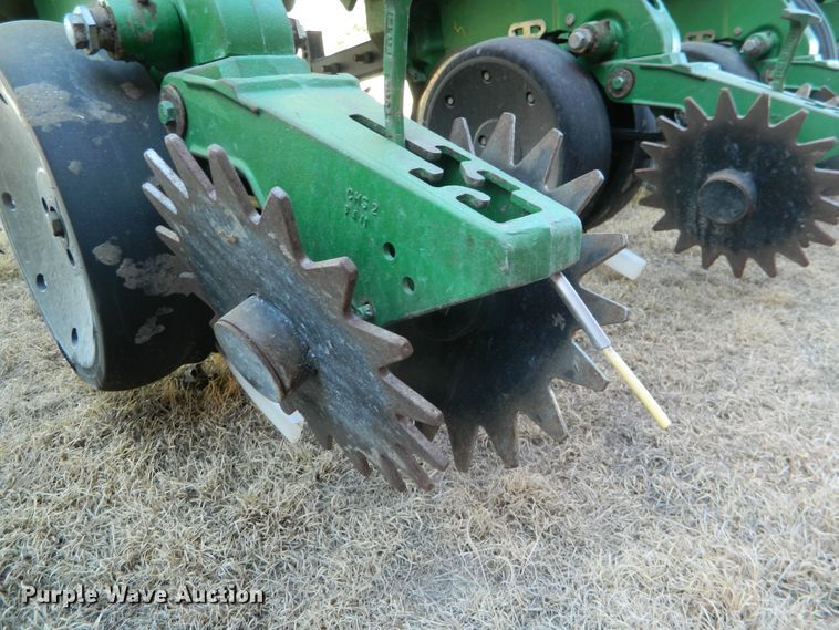 image for item DF4672 John Deere 1750 Max Emerge XP  no-till planter