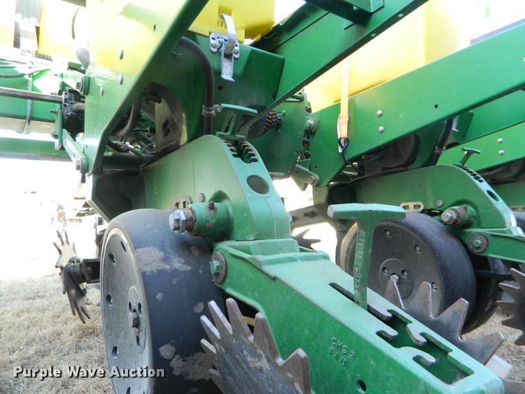 image for item DF4672 John Deere 1750 Max Emerge XP  no-till planter