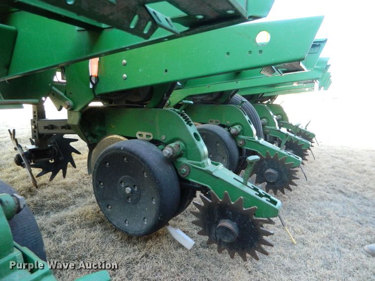 image for item DF4672 John Deere 1750 Max Emerge XP  no-till planter
