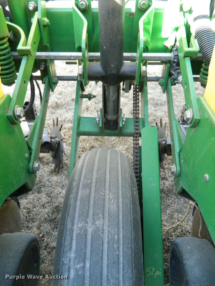 image for item DF4672 John Deere 1750 Max Emerge XP  no-till planter