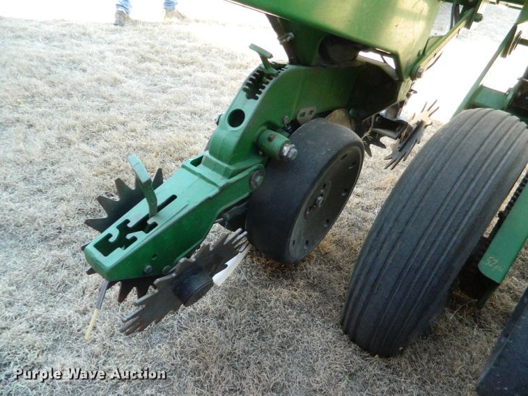 image for item DF4672 John Deere 1750 Max Emerge XP  no-till planter