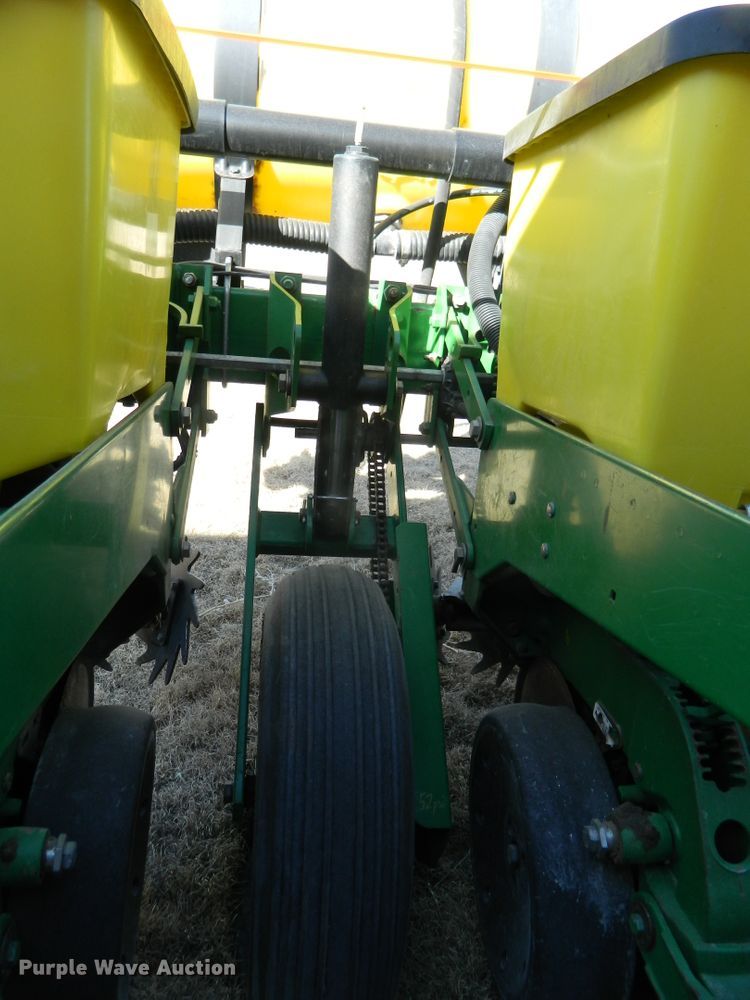 image for item DF4672 John Deere 1750 Max Emerge XP  no-till planter