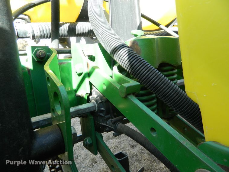 image for item DF4672 John Deere 1750 Max Emerge XP  no-till planter