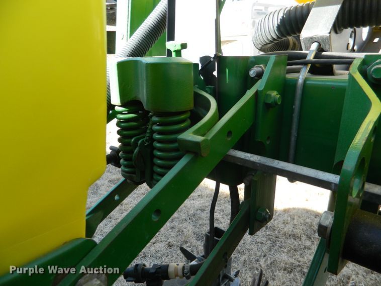 image for item DF4672 John Deere 1750 Max Emerge XP  no-till planter