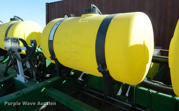 image for item DF4672 John Deere 1750 Max Emerge XP  no-till planter