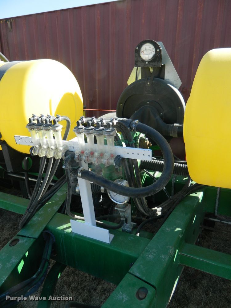 image for item DF4672 John Deere 1750 Max Emerge XP  no-till planter