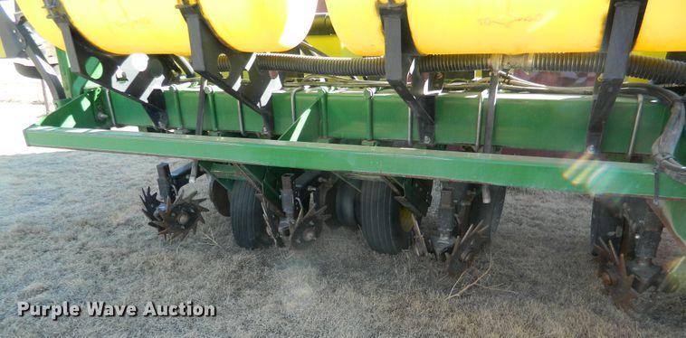 image for item DF4672 John Deere 1750 Max Emerge XP  no-till planter