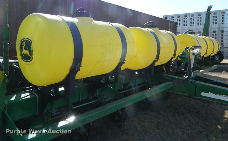 image for item DF4672 John Deere 1750 Max Emerge XP  no-till planter