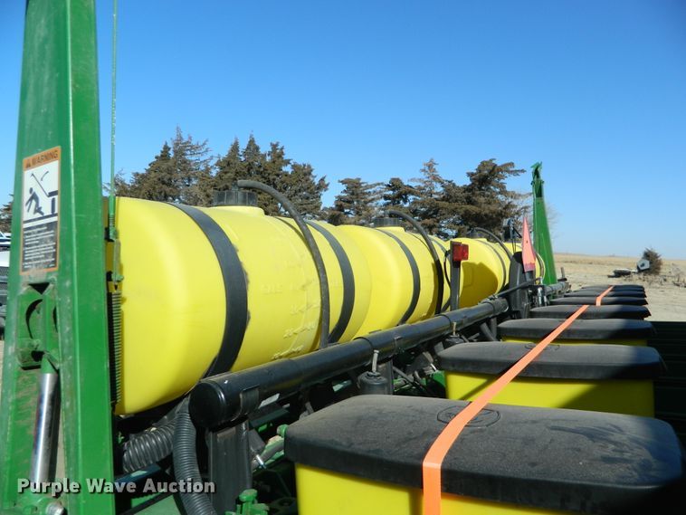 image for item DF4672 John Deere 1750 Max Emerge XP  no-till planter