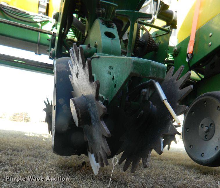 image for item DF4672 John Deere 1750 Max Emerge XP  no-till planter