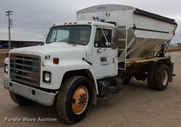 image for item DF6457 1987 International 1955  fertilizer delivery truck