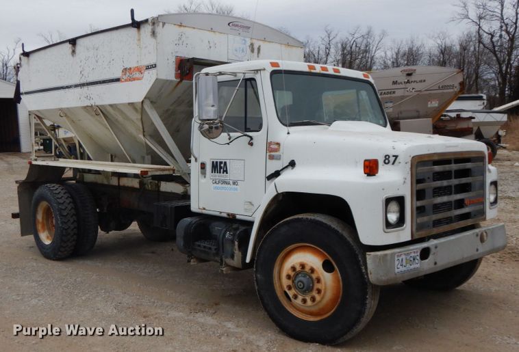 image for item DF6457 1987 International 1955  fertilizer delivery truck