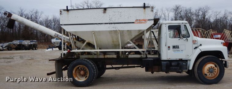 image for item DF6457 1987 International 1955  fertilizer delivery truck