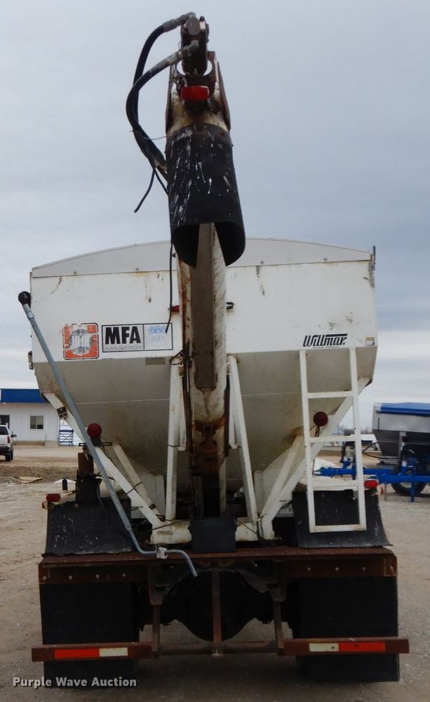 image for item DF6457 1987 International 1955  fertilizer delivery truck