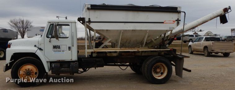 image for item DF6457 1987 International 1955  fertilizer delivery truck