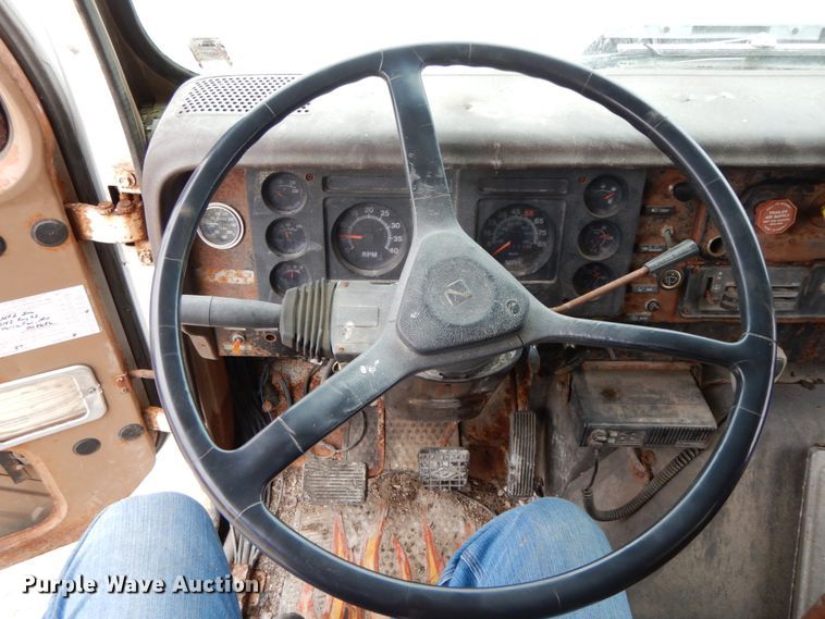 image for item DF6457 1987 International 1955  fertilizer delivery truck